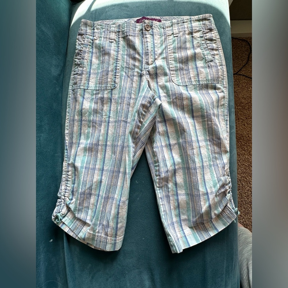 🩵 Gloria Vanderbilt Size 8 Plaid Capri Pants Blue Green Ruched Hem